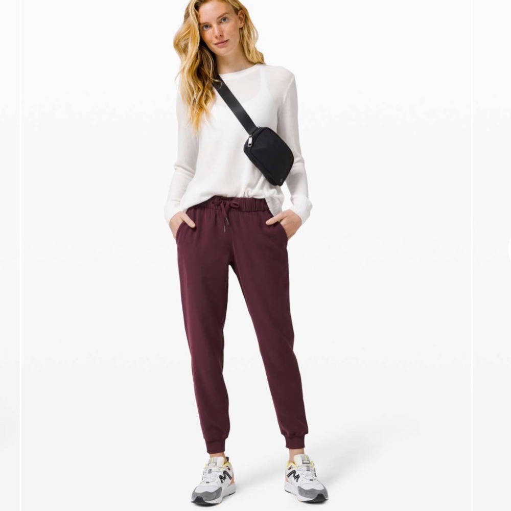 Lululemon Woven On the Fly Jogger in Cassis